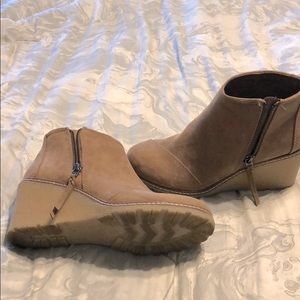 Tom's side zip Wedge Bootie in Camel